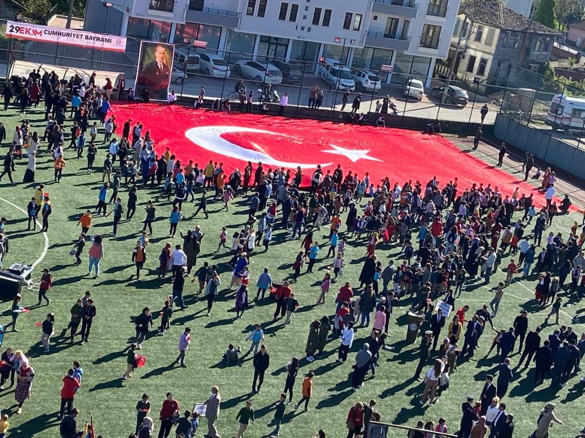 700 öğrencinin katılımıyla yapılan \'bayrak\' şovu büyük beğeni topladı