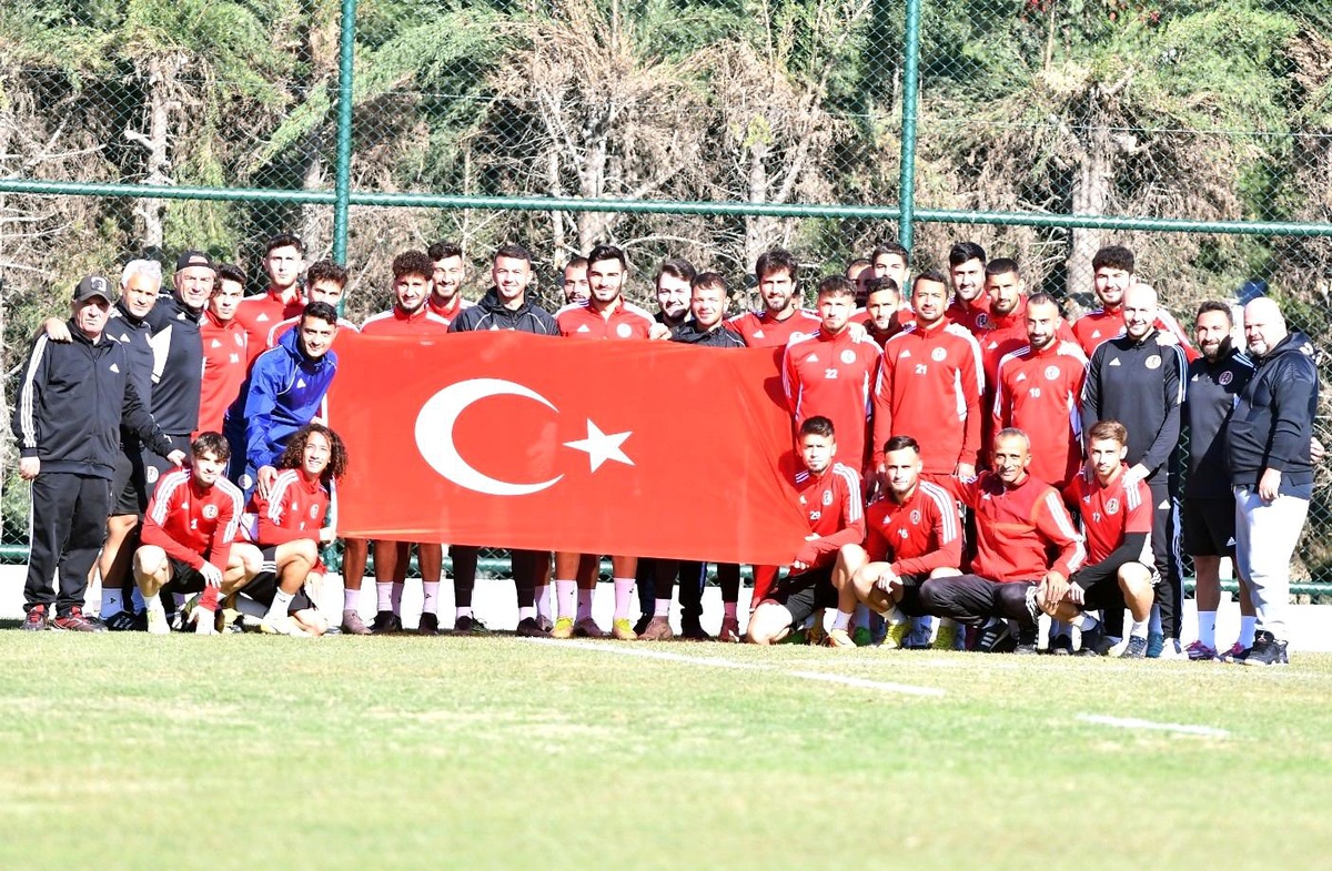 Antrenman öncesi Cumhuriyet Bayramını kutladılar