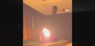 Ateş gösterisi yaparken alevler arasında kaldı... O anlar kamerada
