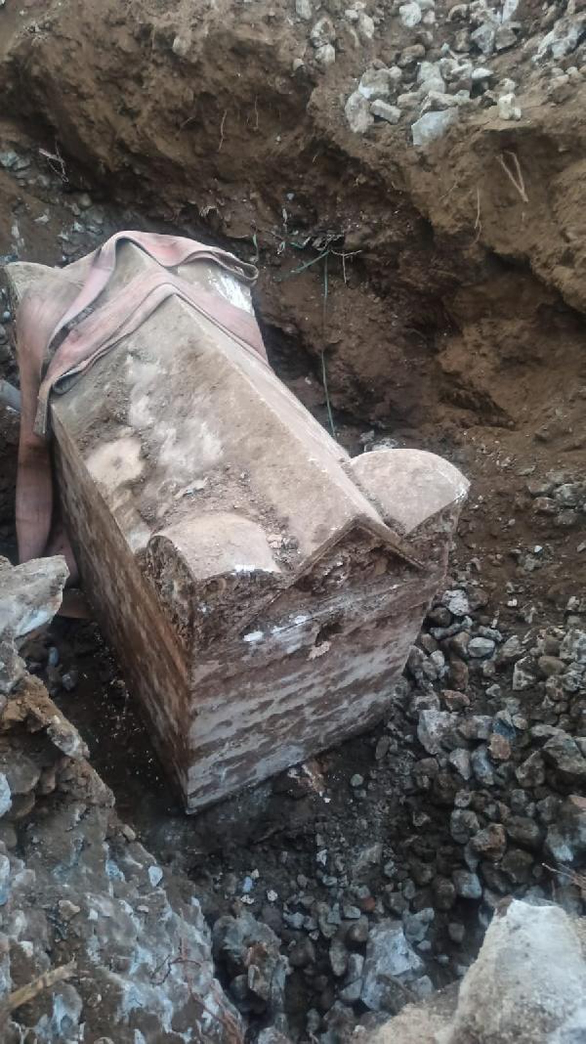 Bahçe duvarı kazısında Roma dönemine ait lahit bulundu
