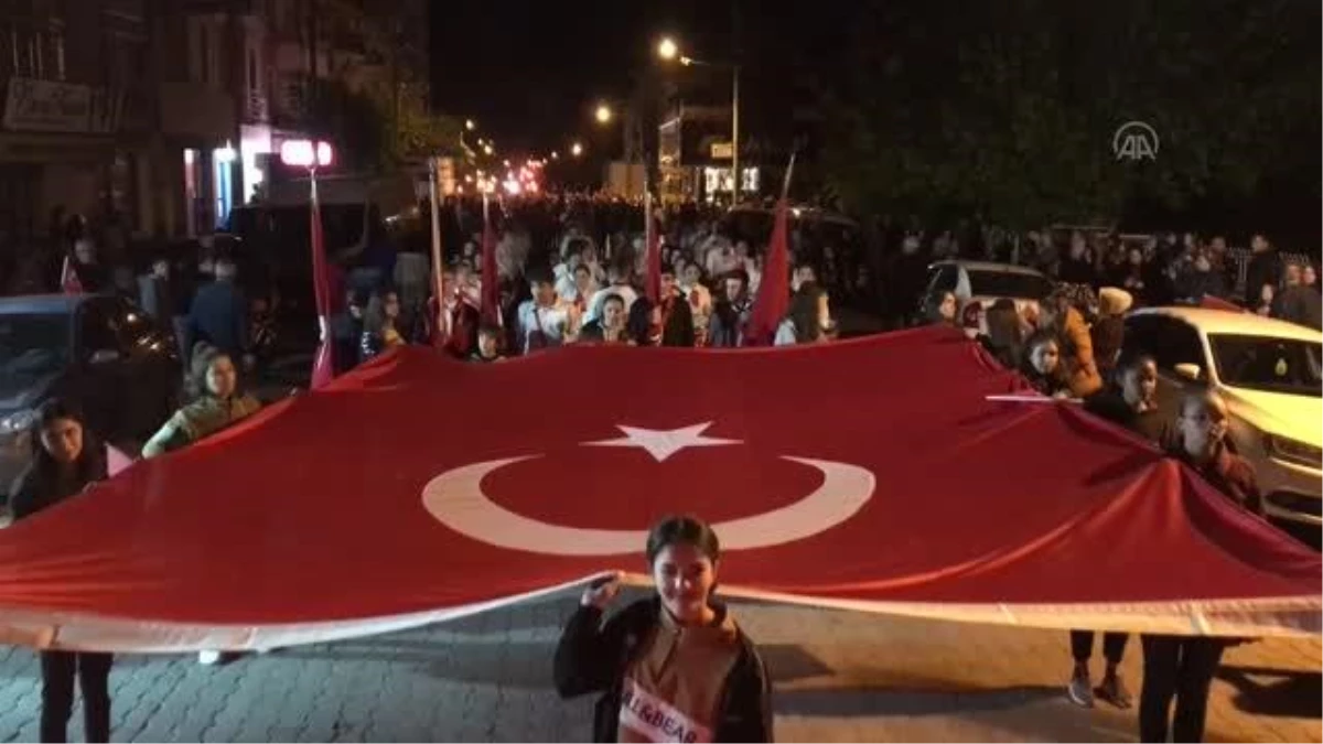 Banaz\'da 29 Ekim Cumhuriyet Bayramı kutlamaları fener alayıyla başladı