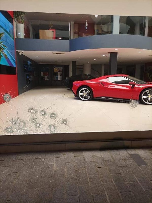 Galeriye silahlı saldırı! 25 milyonluk lüks otomobil kurşunlardan nasibini aldı