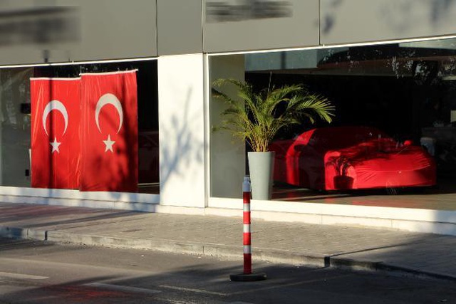 Galeriye silahlı saldırı! 25 milyonluk lüks otomobil kurşunlardan nasibini aldı