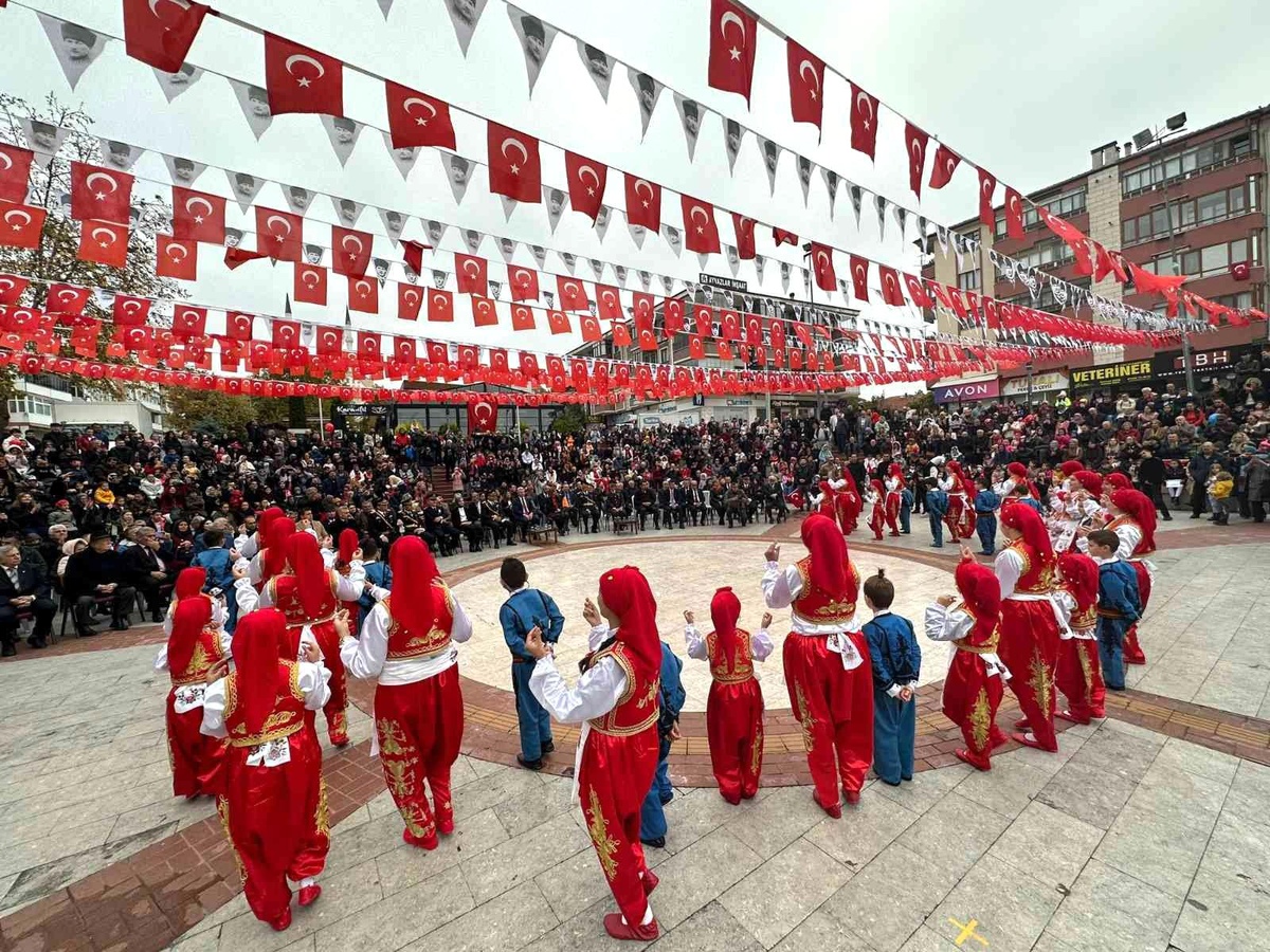 Çocukların halk oyunları ile bayrak gösterisi beğeni topladı