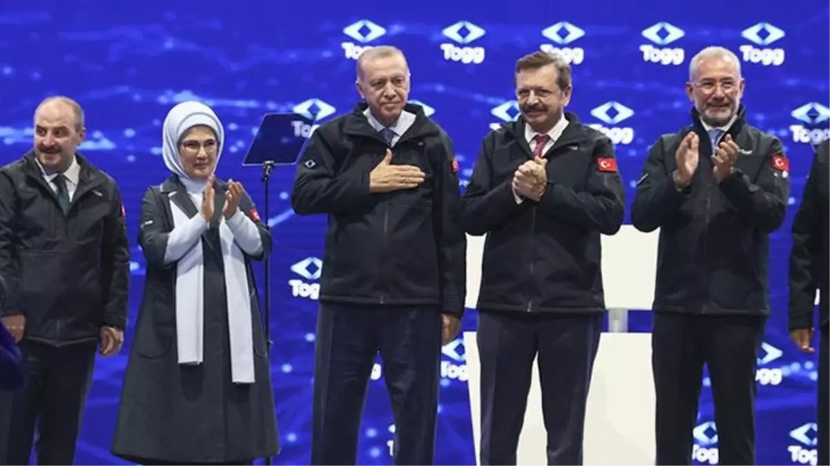 Cumhurbaşkanı Erdoğan\'ın Emine Erdoğan\'a yaptığı jest tüm binleri gülümsetti