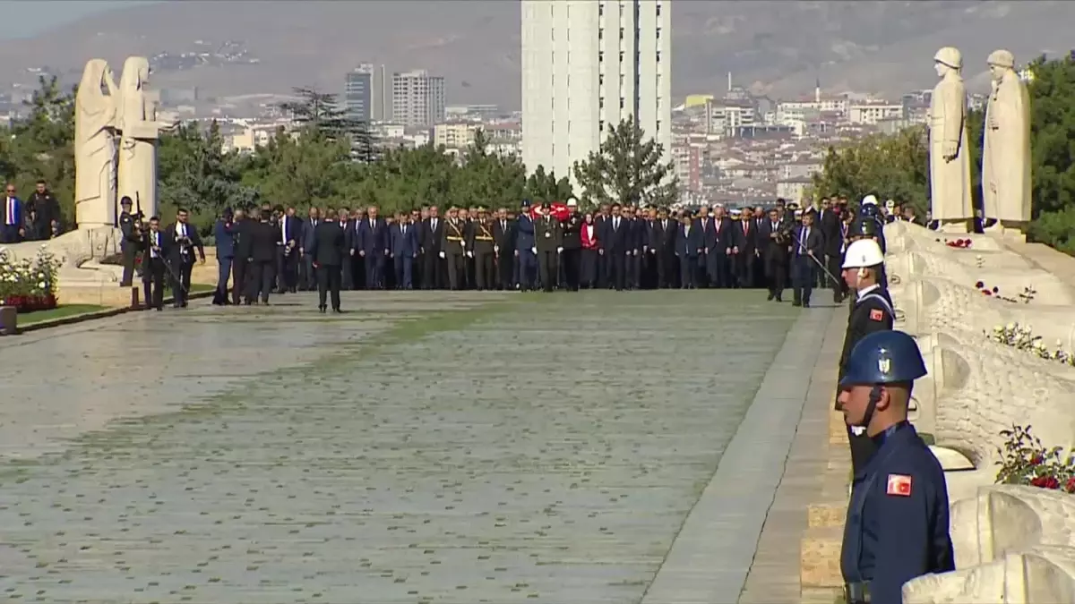Cumhurbaşkanı Erdoğan, Türkiye Cumhuriyeti'nin kuruluşunun 99. yıl dönümü dolayısıyla Anıtkabir'i ziyaret etti (3)