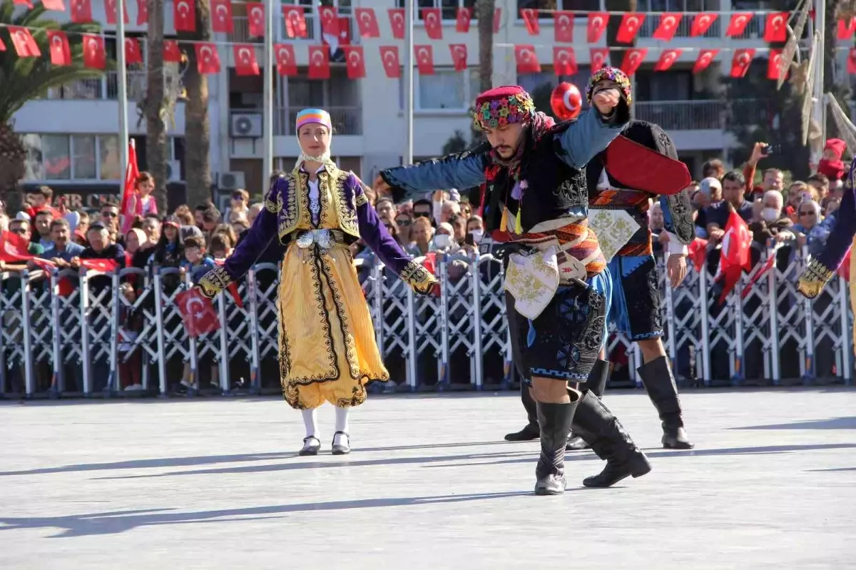 Cumhuriyet Bayramı İzmir\'de coşkuyla kutlandı