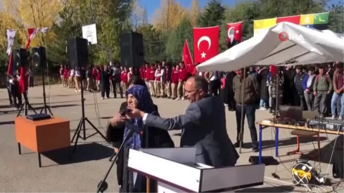 Cumhuriyet Bayramı\'nda anlamlı kutlama... 99 yaşındaki ninenin okuduğu şiirler kutlamaya damga vurdu