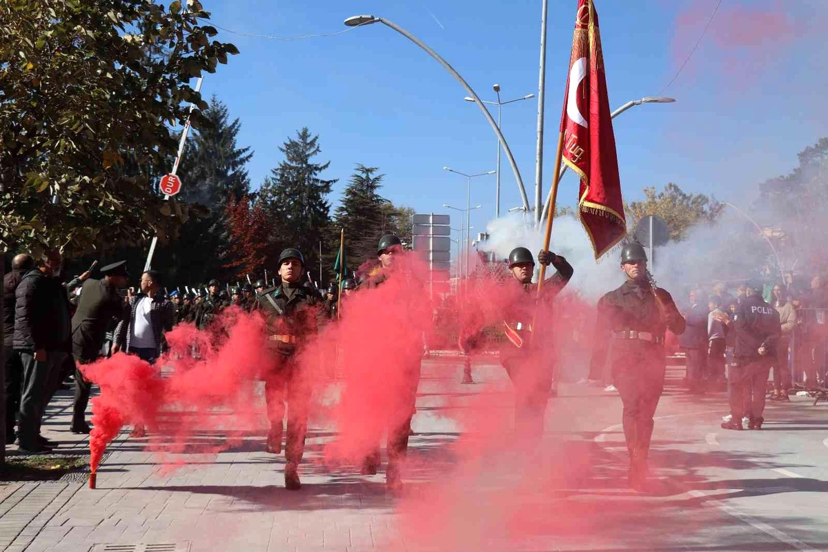 Cumhuriyetin 99\'uncu yılında komandolar caddeleri inletti