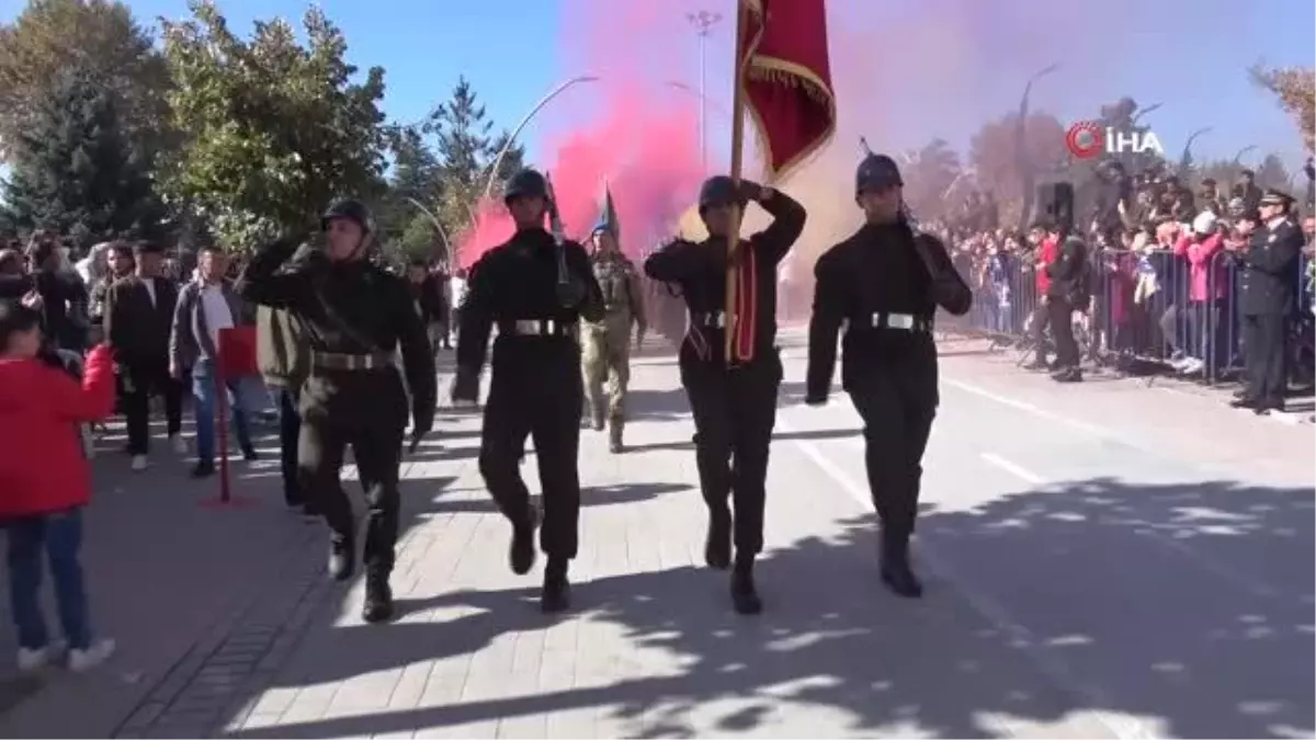 Cumhuriyetin 99'uncu yılında komandolar caddeleri inletti