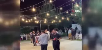 Damadın arkadaşlarından ilginç sürpriz: Düğüne 'Acı Kaybımız' pankartı ile siyah tabut getirdiler