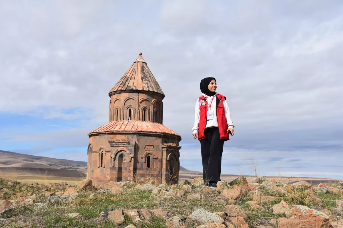 "Damla Projesi"yle Kars\'a gelen öğrenciler gönüllere dokunup Ani\'yi gezdi