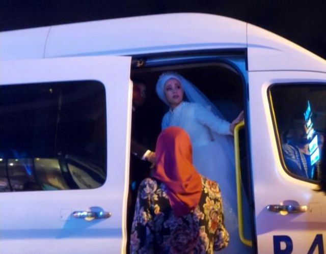 Düğünü yarıda bırakan kavga! Genç çiftin en mutlu günü kabusa döndü Düğünü yarıda bırakan kavga! Genç çiftin en mutlu günü kabusa döndü