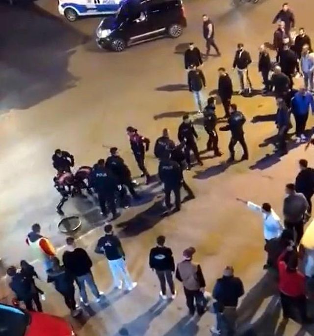 Düğünü yarıda bırakan kavga! Genç çiftin en mutlu günü kabusa döndü Düğünü yarıda bırakan kavga! Genç çiftin en mutlu günü kabusa döndü