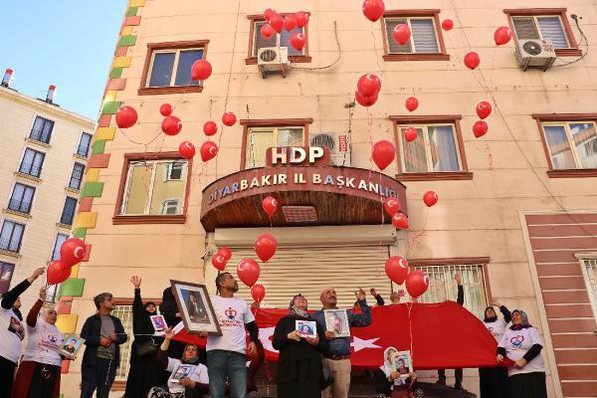 Evlat nöbetindeki aileler, \'Yaşasın Cumhuriyet\' sloganıyla Türk bayraklı balonları gökyüzüne saldı