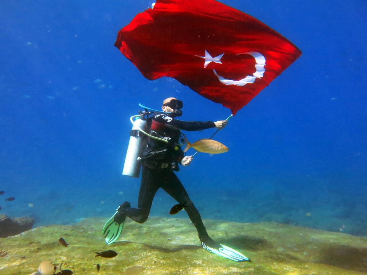 Fethiye\'de Cumhuriyet Bayramı deniz altında kutlandı