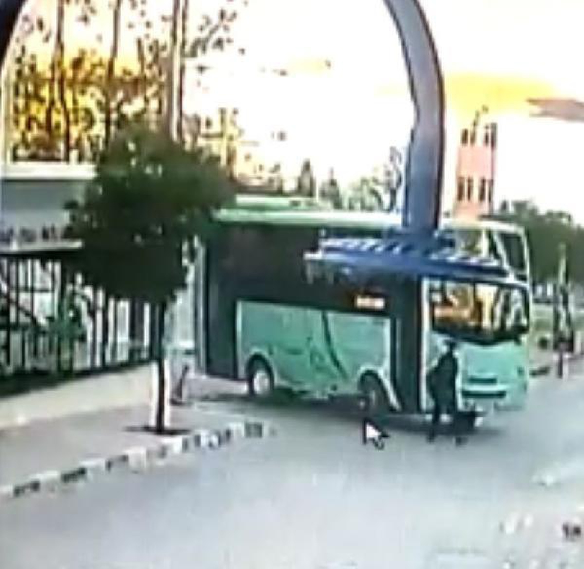 Halk otobüsü şoförü, Emine\'yi, yolcuyla tartışırken ezmiş; o anlar kamerada