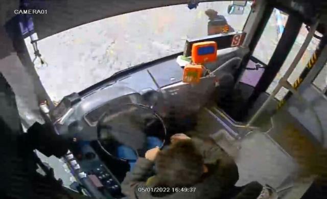 Halk otobüsü şoförü, yolcuyla tartışırken Emine'yi ezerek ölümüne neden olmuş! Anbean kamerada Halk otobüsü şoförü, yolcuyla tartışırken Emine'yi ezerek ölümüne neden olmuş! Anbean kamerada