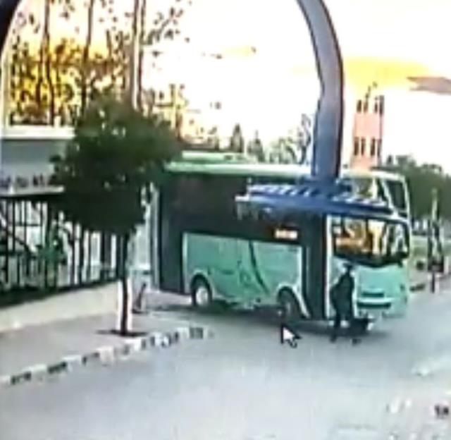Halk otobüsü şoförü, yolcuyla tartışırken Emine'yi ezerek ölümüne neden olmuş! Anbean kamerada Halk otobüsü şoförü, yolcuyla tartışırken Emine'yi ezerek ölümüne neden olmuş! Anbean kamerada