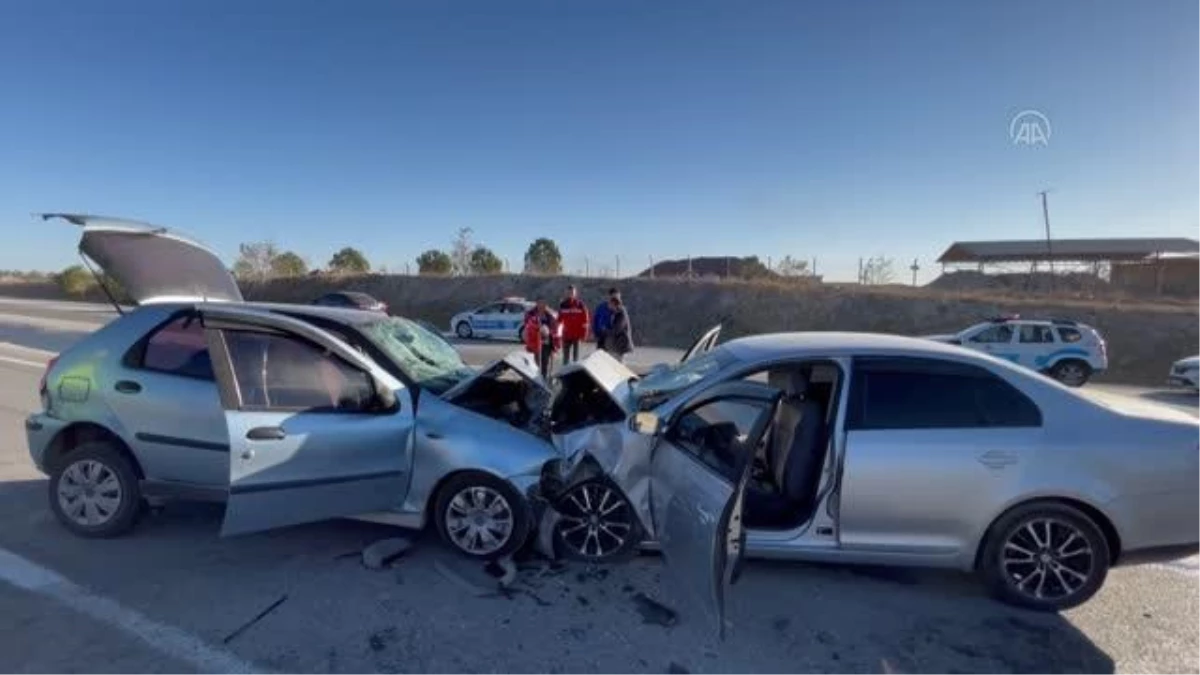 İki aracın çarpıştığı trafik kazasında 1 kişi öldü, 4 kişi yaralandı
