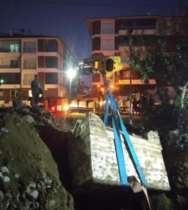 İnşaat kazısında Roma dönemine ait lahit bulundu İnşaat kazısında Roma dönemine ait lahit bulundu