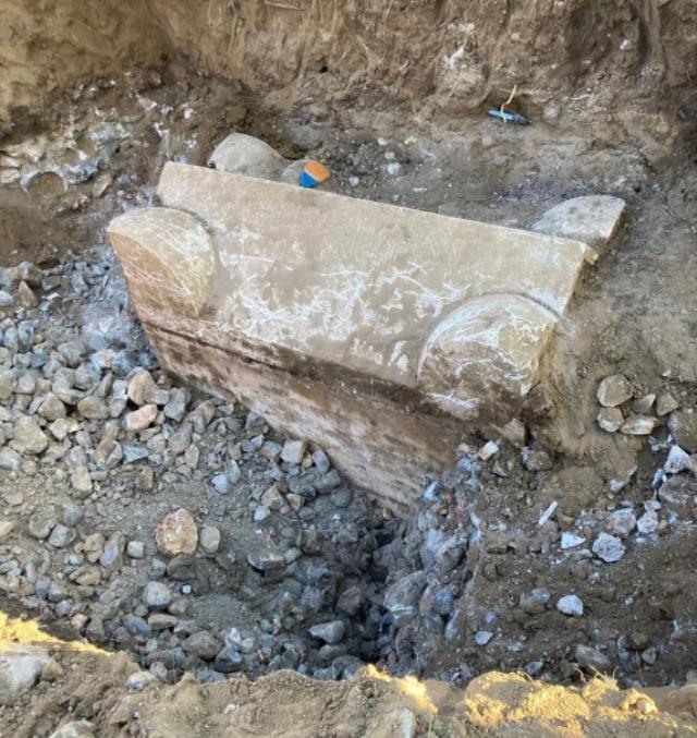 İnşaat kazısında Roma dönemine ait lahit bulundu İnşaat kazısında Roma dönemine ait lahit bulundu