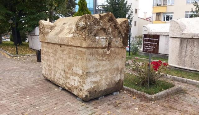 İnşaat kazısında Roma dönemine ait lahit bulundu İnşaat kazısında Roma dönemine ait lahit bulundu