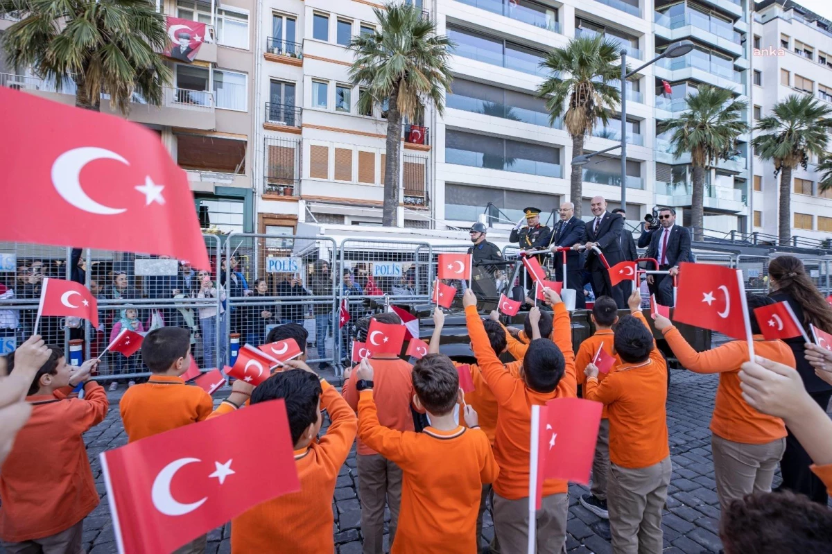 İzmir\'de Cumhuriyet Bayramı Nedeniyle Geçit Töreni Düzenlendi
