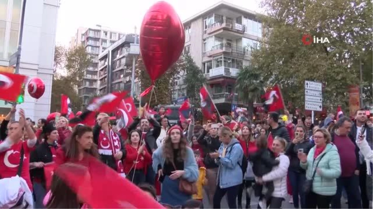 Kadıköy\'de 29 Ekim coşkusu Cumhuriyet Bayramı yürüyüşü