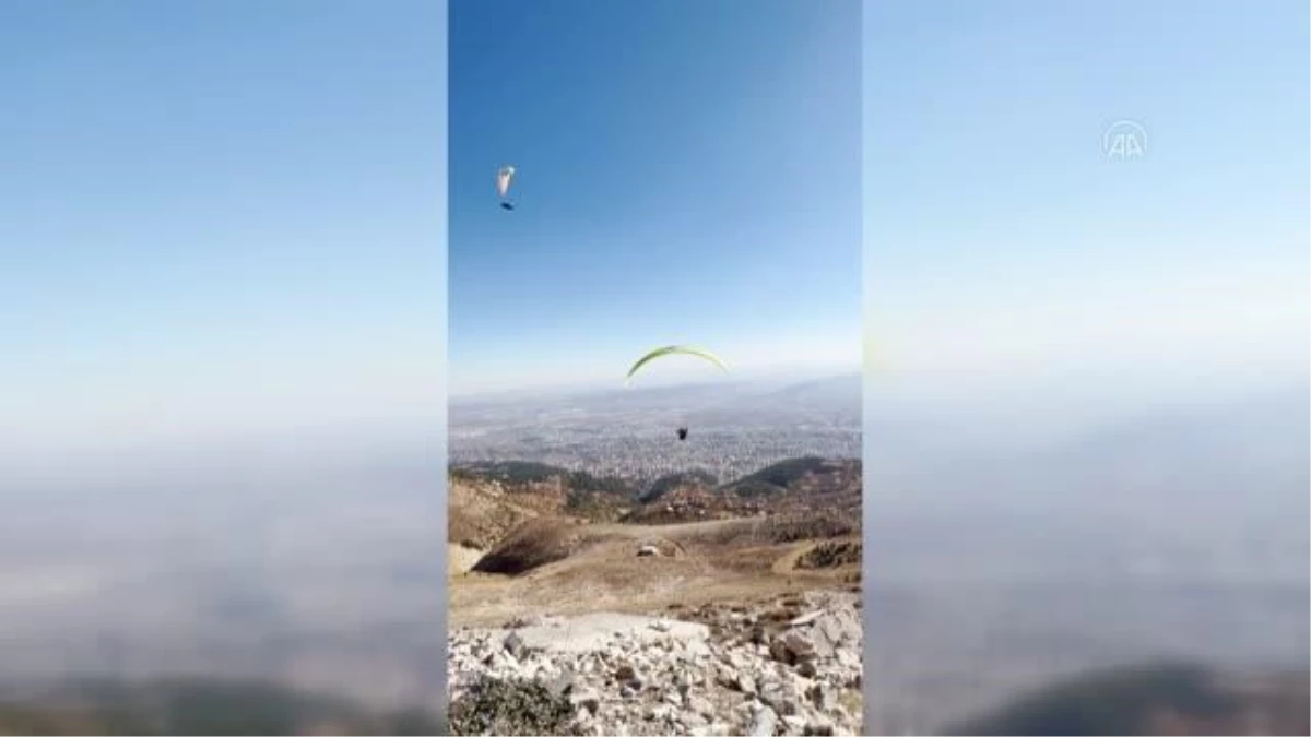 KAHRAMANMARAŞ - Yamaç paraşütçüleri gökyüzünde Türk bayrakları açtı