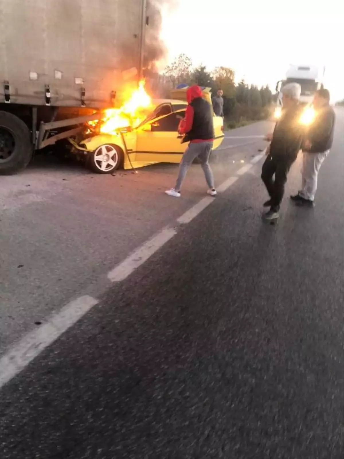 Kamyona çarpan otomobil yandı; yaralanan sürücü alevleri söndürmeye çalıştı