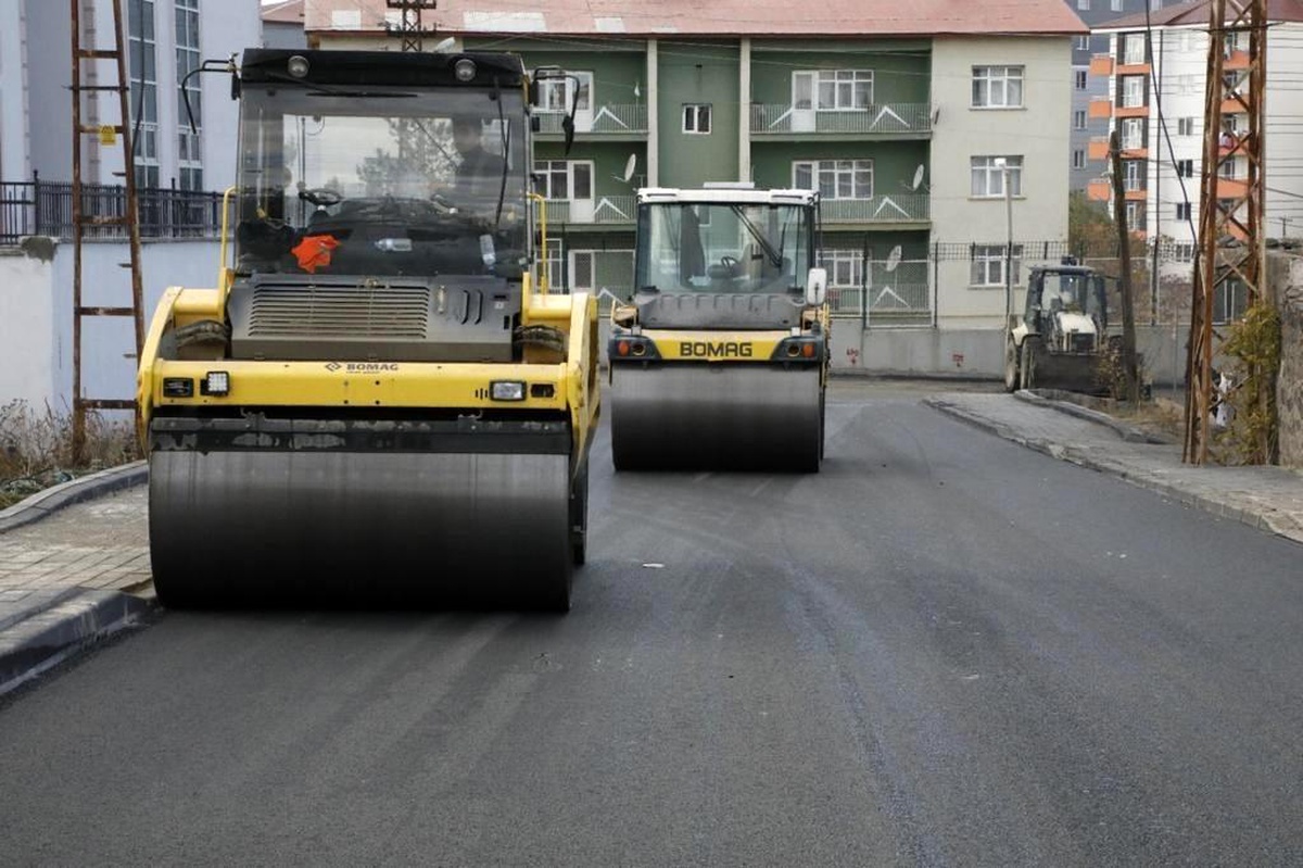 Kars\'ta mahalleler sıcak asfalta kavuştu