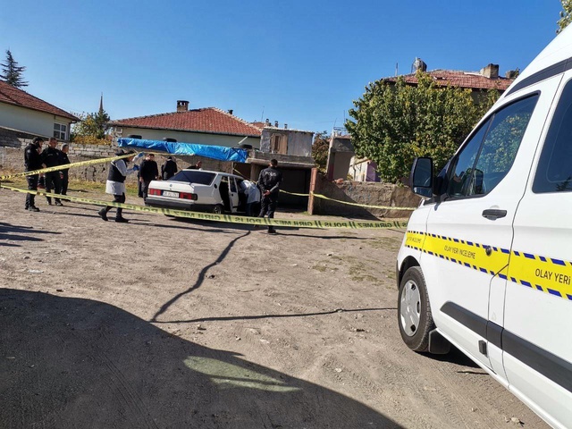 Kayseri'de otomobil içerisinde kadın ve erkek cesedi bulundu Kayseri'de otomobil içerisinde kadın ve erkek cesedi bulundu