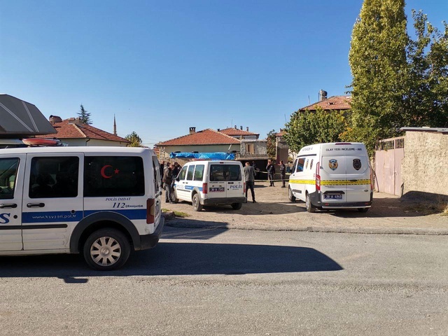 Kayseri'de otomobil içerisinde kadın ve erkek cesedi bulundu Kayseri'de otomobil içerisinde kadın ve erkek cesedi bulundu