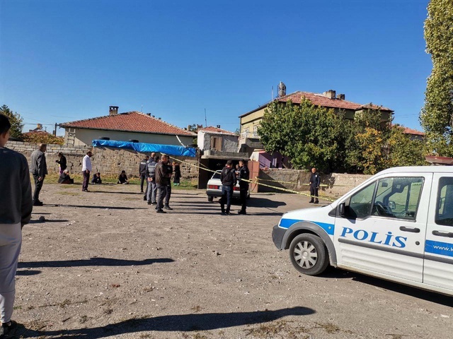Kayseri'de otomobil içerisinde kadın ve erkek cesedi bulundu Kayseri'de otomobil içerisinde kadın ve erkek cesedi bulundu