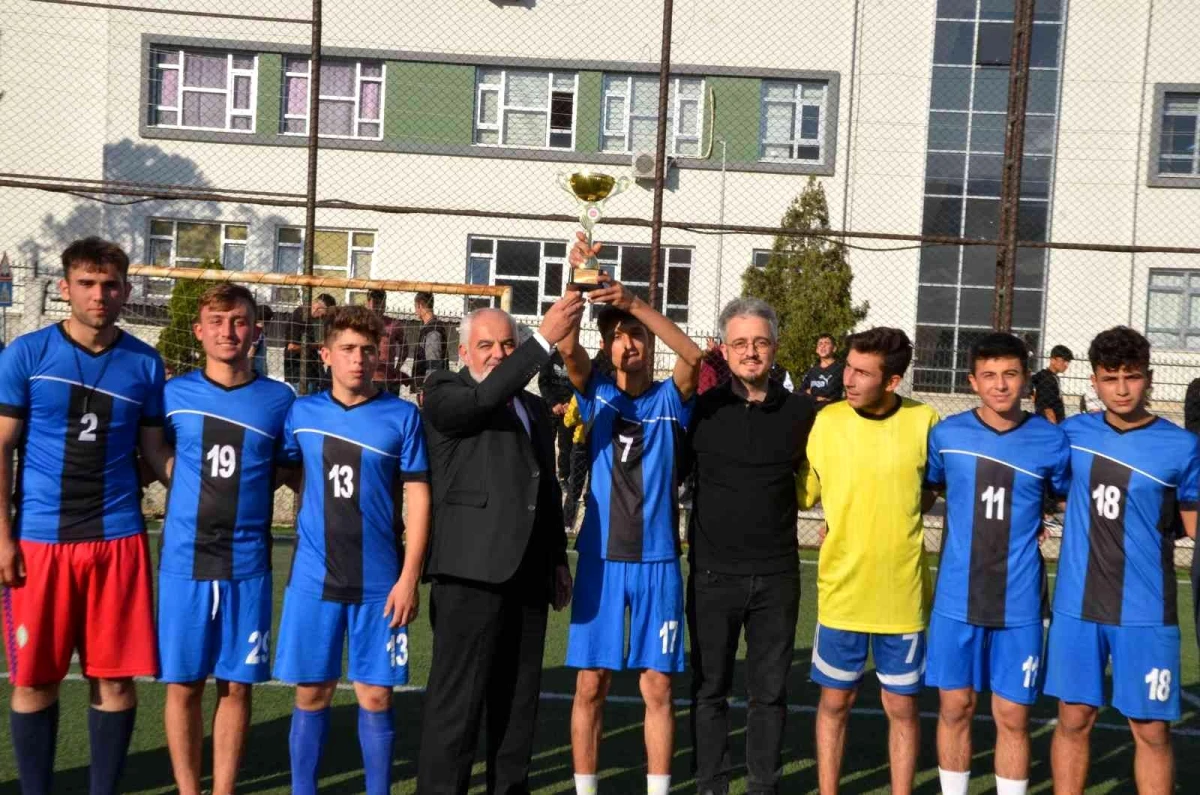 Kırkağaç\'ta 29 Ekim Futbol Turnuvasında şampiyon Anadolu İmam Hatip Lisesi