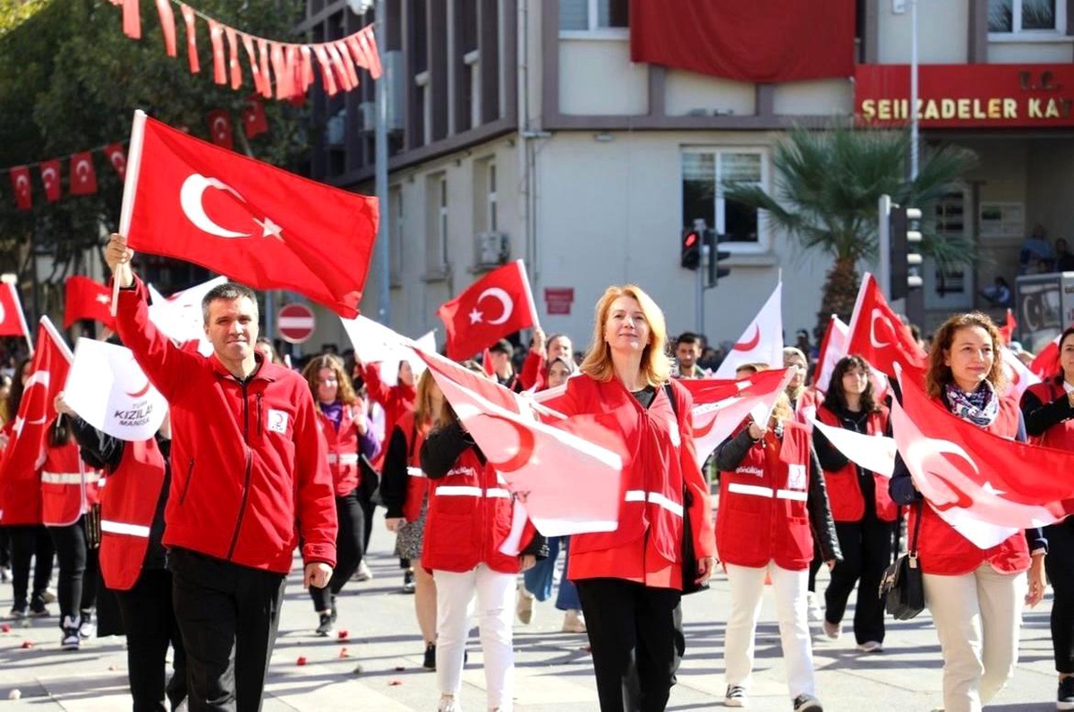 Kızılay Gönüllüleri Cumhuriyet Bayramı kortej yürüyüşünde