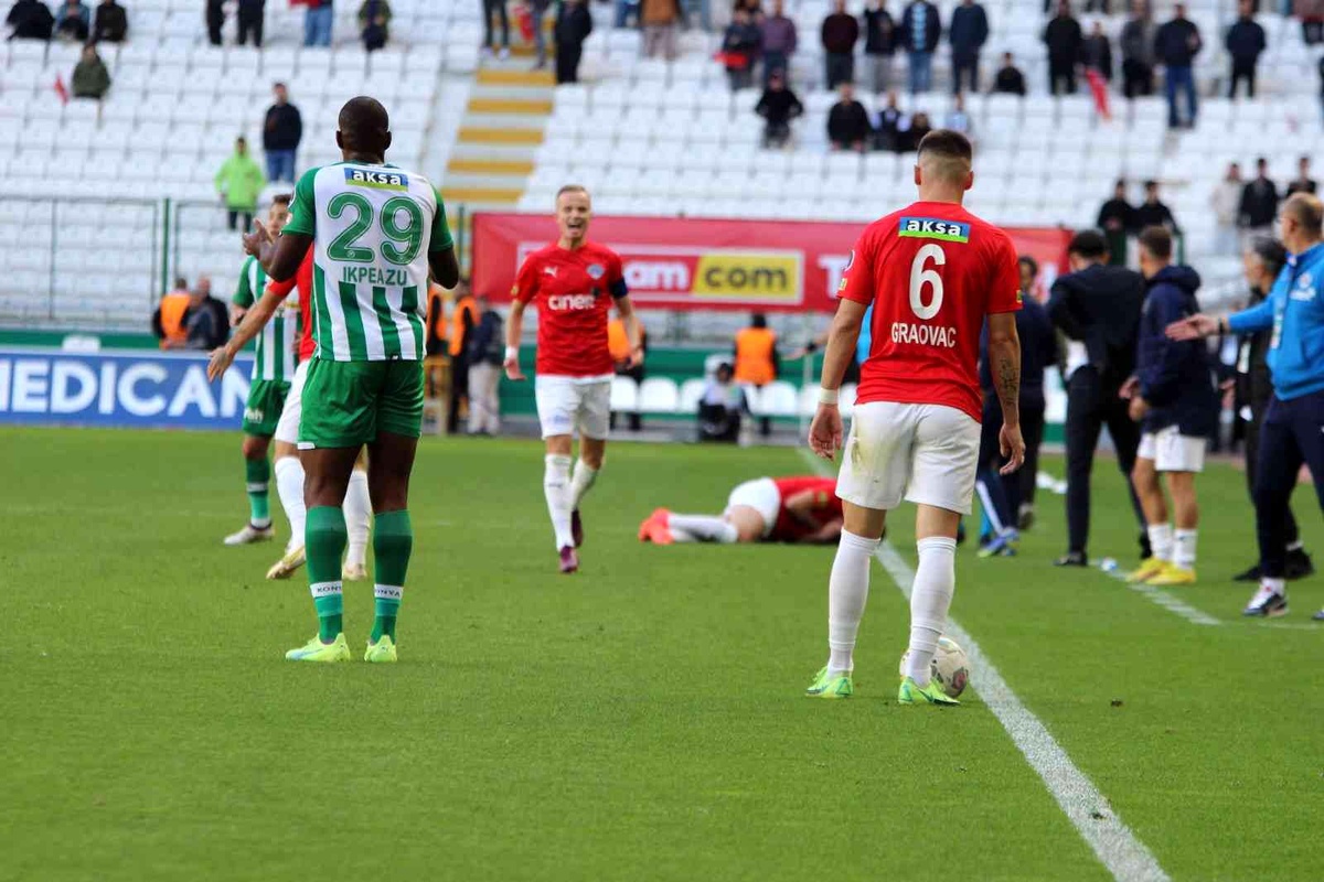 Konyaspor Kasımpaşa maçının son dakikalarında tartışma çıktı