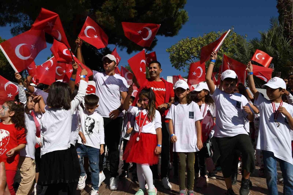 Kuşadası\'nda "Cumhuriyet Çocukları Şenliği" yapıldı.