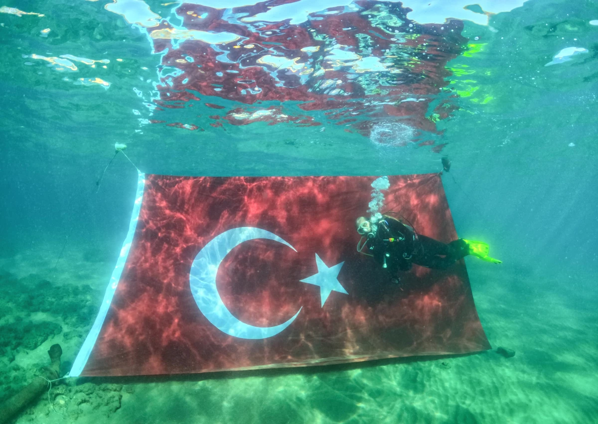 Mersin\'de dalgıçlardan su altında Cumhuriyet Bayramı kutlaması