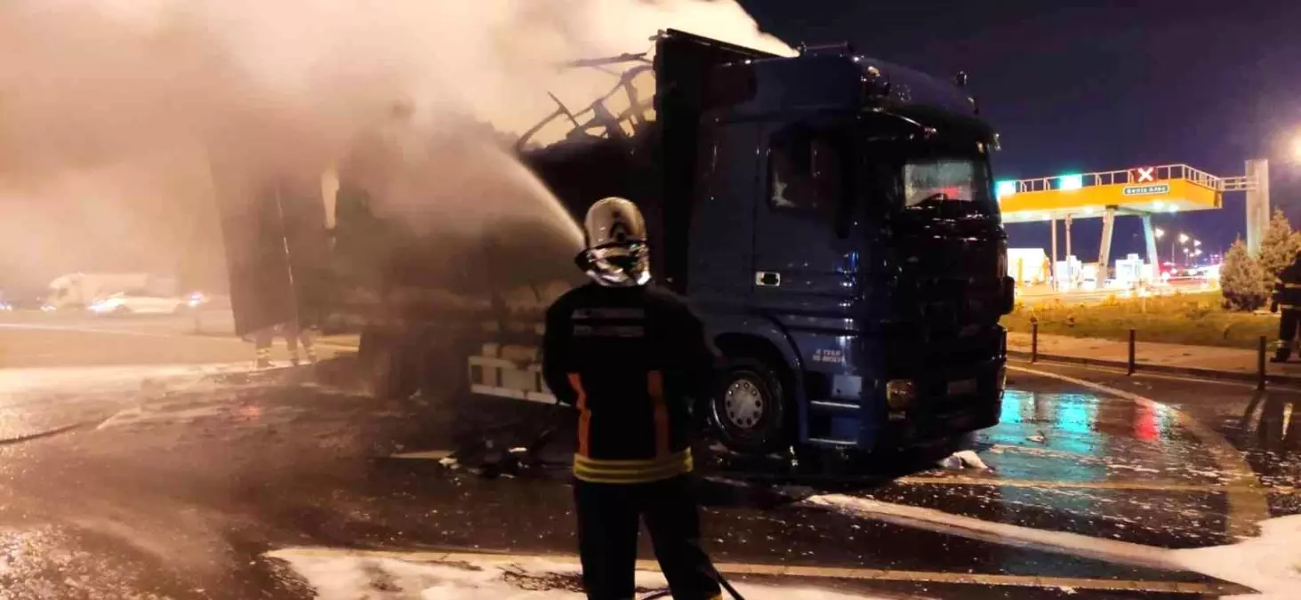 Osman Gazi Köprüsü gişelerinde mobilya yüklü tır alevlere teslim oldu