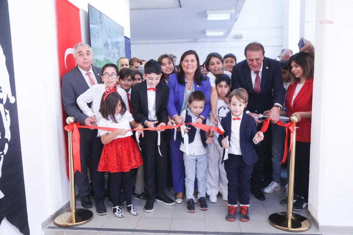 Özlem Çerçioğlu 29 Ekim Sergisi\'nin Açılışını Yaptı