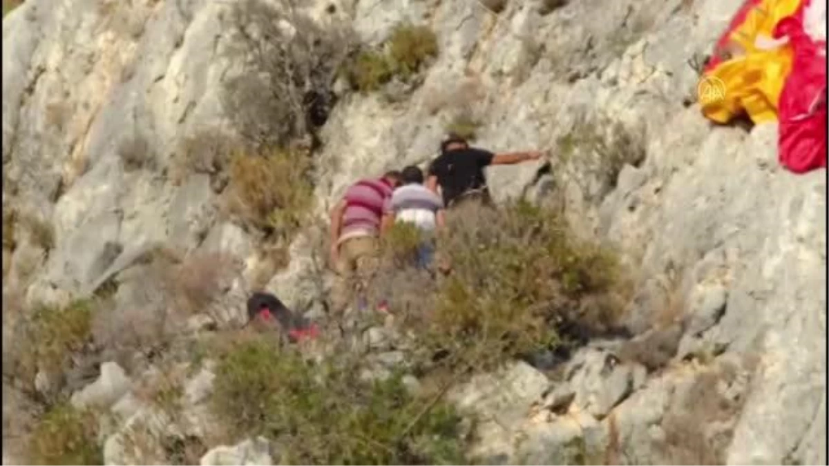 Paraşütle kayalık alana düşen 2 kişi jandarma helikopteriyle kurtarıldı