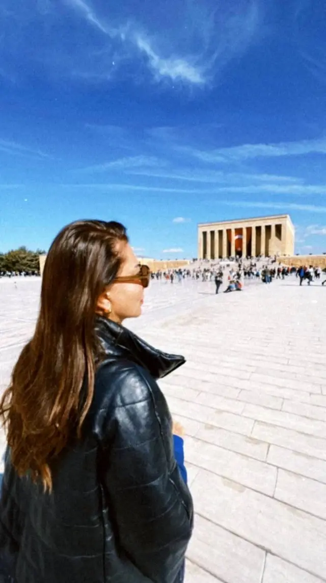 Sanatçı Ebru Yaşar'dan Anıtkabir ziyareti