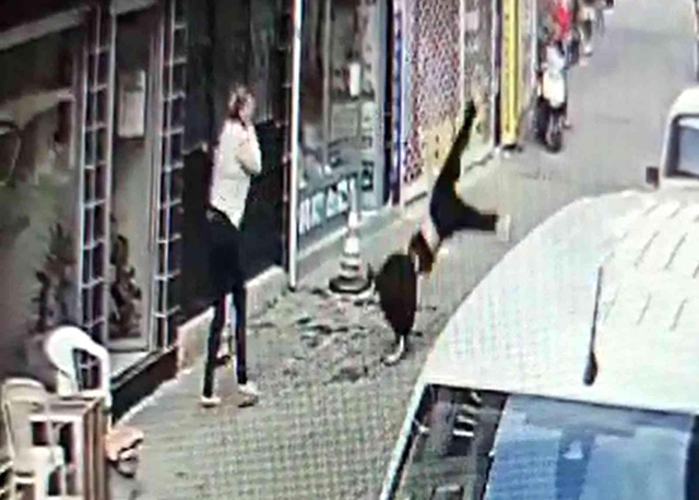 Selfie sonu oldu, metrelerce yükseklikten düşen genç kız kurtarılamadı Selfie sonu oldu, metrelerce yükseklikten düşen genç kız kurtarılamadı
