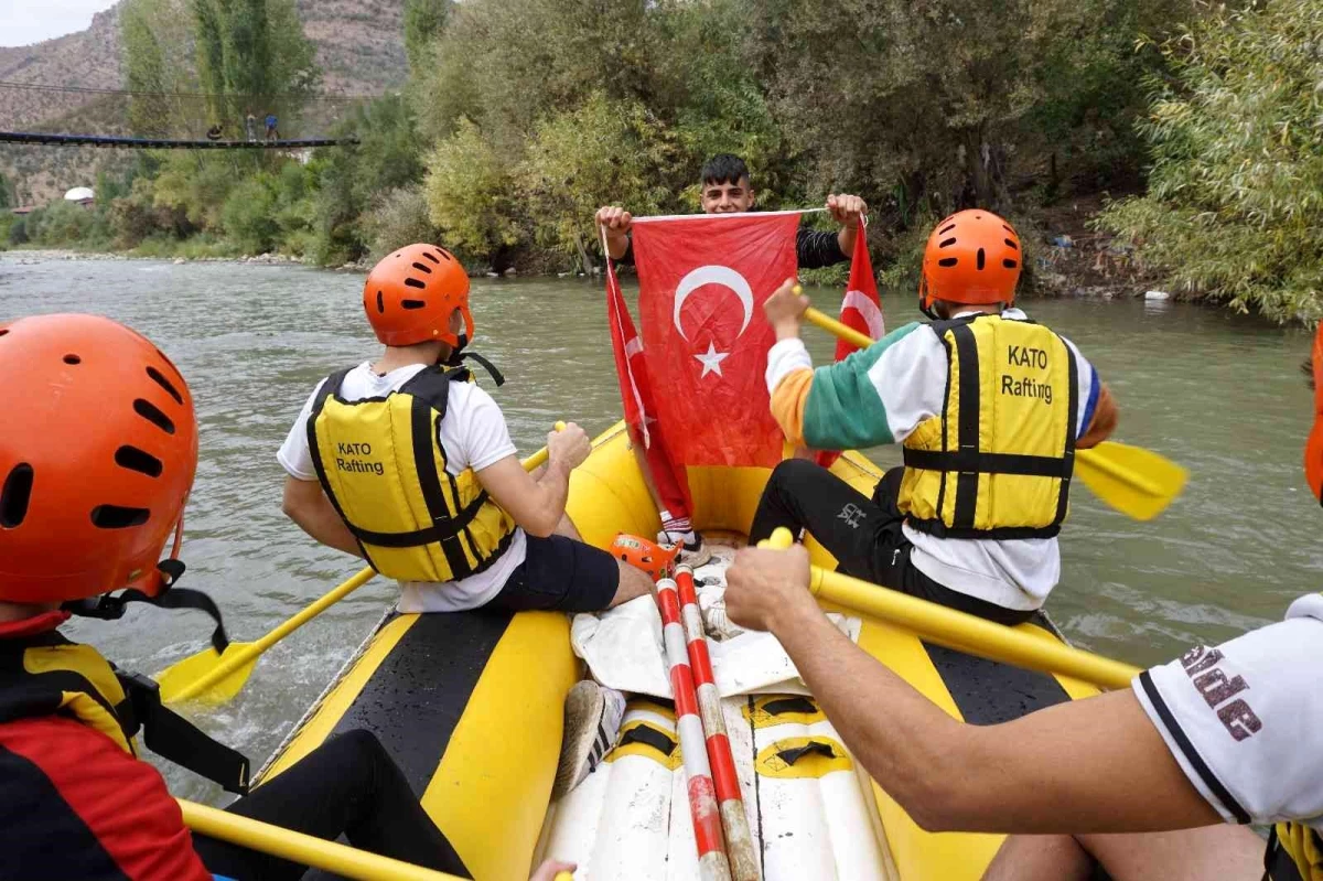 Şırnak\'ta Cumhuriyet Bayramı rafting ile kutlandı