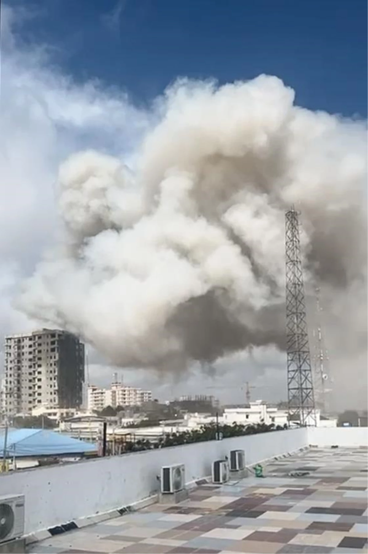 Somali\'nin başkenti Mogadişu\'da bomba yüklü araçlarla 2 saldırı (2)