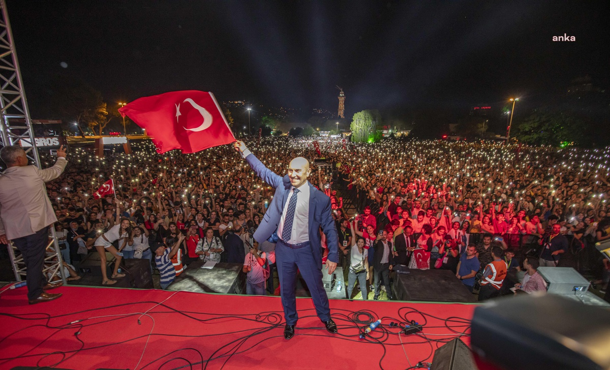 Tunç Soyer\'den \'Cumhuriyet\' Yazısı: "Yaşasın Demokrasi, Yaşasın Cumhuriyet"