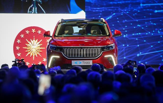 Türkiye için tarih anlar! TOGG fabrikasında banttan inen ilk aracı Cumhurbaşkanı Erdoğan kullandı Türkiye için tarih anlar! TOGG fabrikasında banttan inen ilk aracı Cumhurbaşkanı Erdoğan kullandı