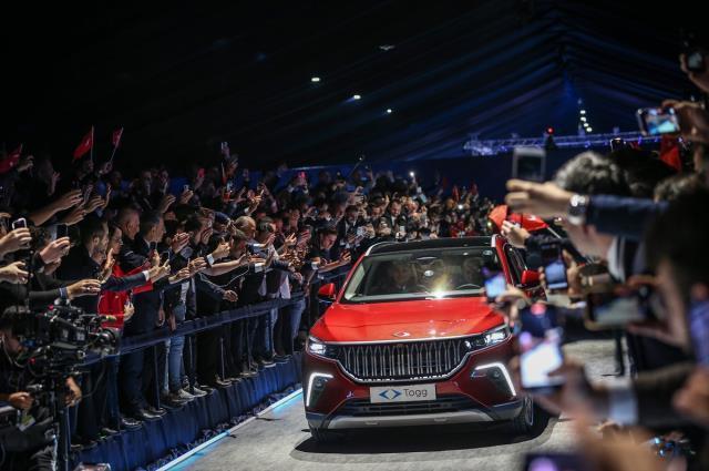 Türkiye için tarih anlar! TOGG fabrikasında banttan inen ilk aracı Cumhurbaşkanı Erdoğan kullandı Türkiye için tarih anlar! TOGG fabrikasında banttan inen ilk aracı Cumhurbaşkanı Erdoğan kullandı